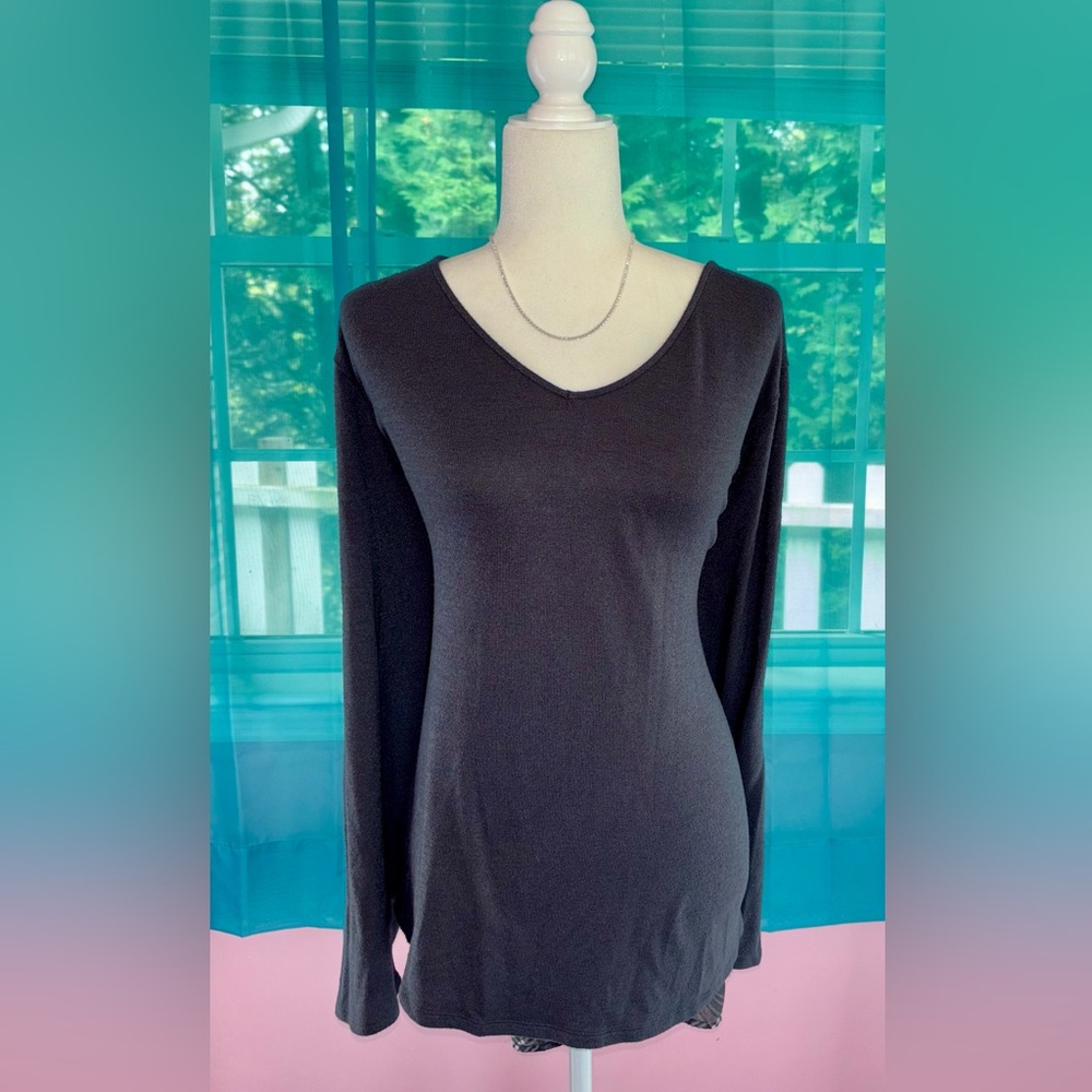 EVRI Gray V-Neck Long Sleeve Top with Plaid B&W Pattern on Back Size 3X - Picture 2 of 6
